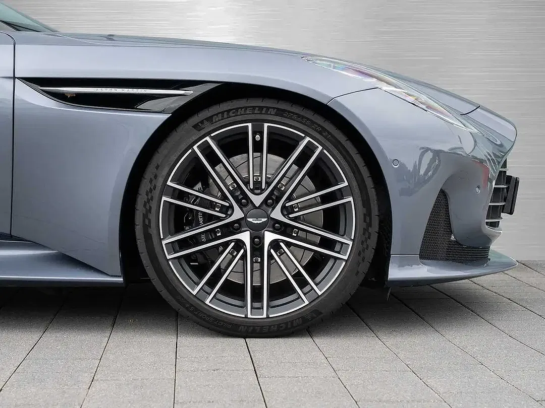 Aston Martin DB12 - Thumbnail 4