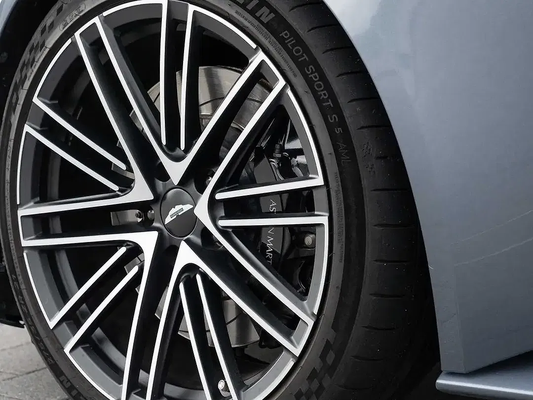 Aston Martin DB12 - Thumbnail 9