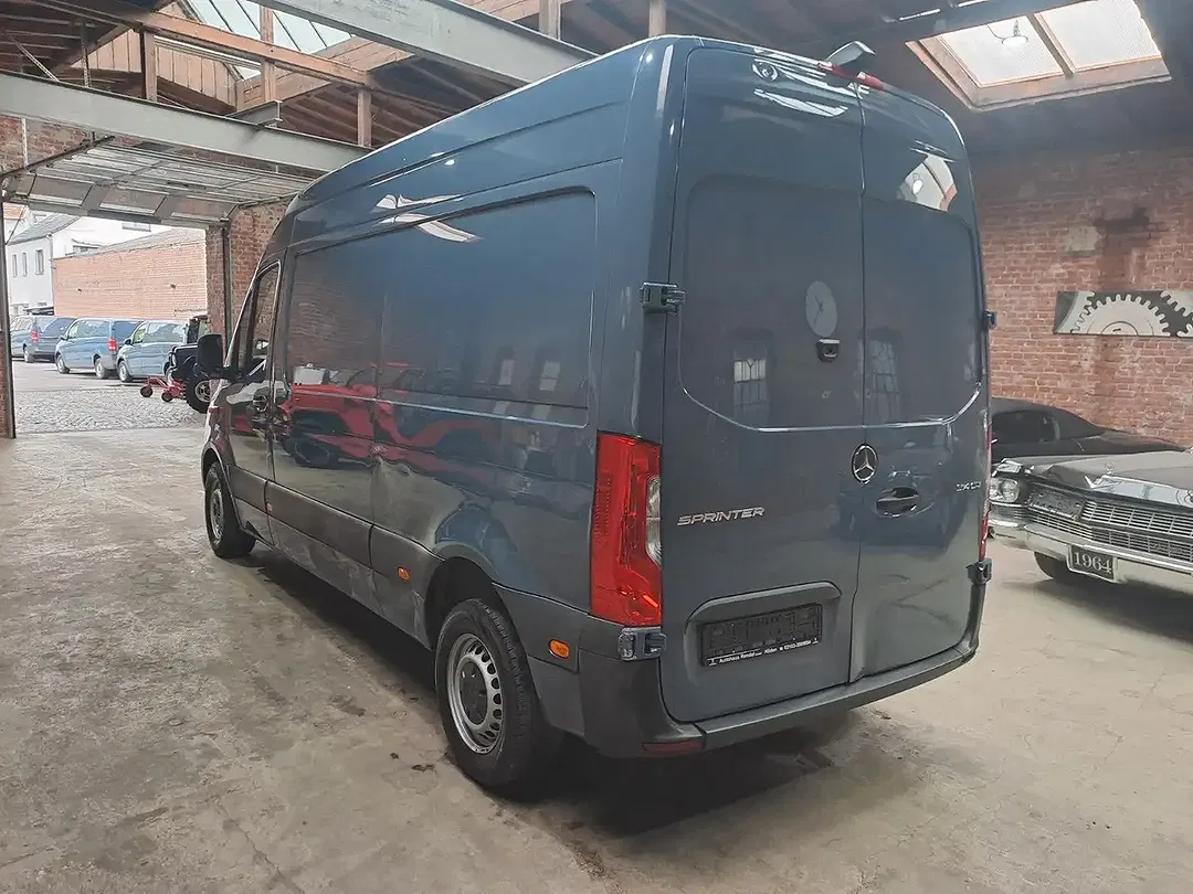 Mercedes-Benz Sprinter - Thumbnail 9