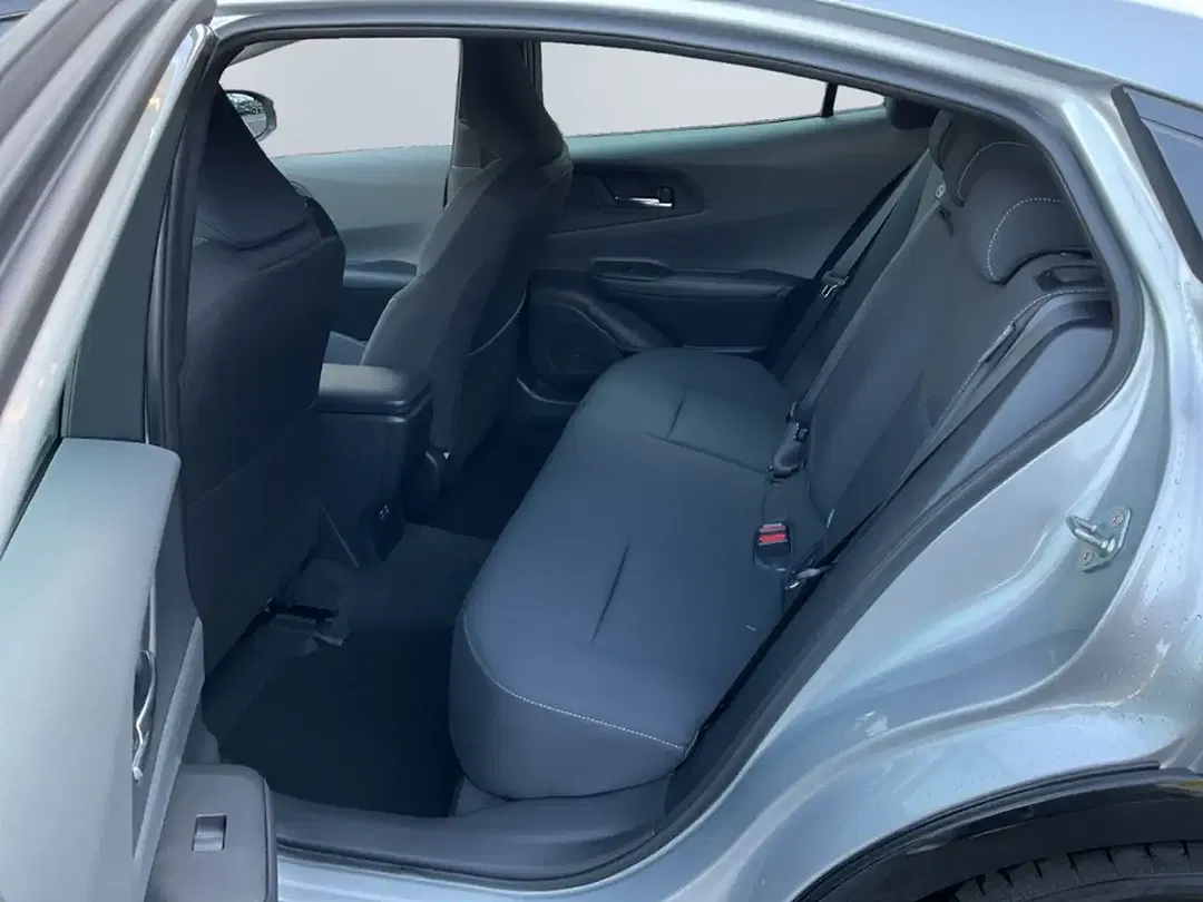 Toyota Prius - Thumbnail 13