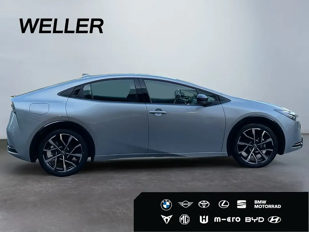 Toyota Prius - Thumbnail 3