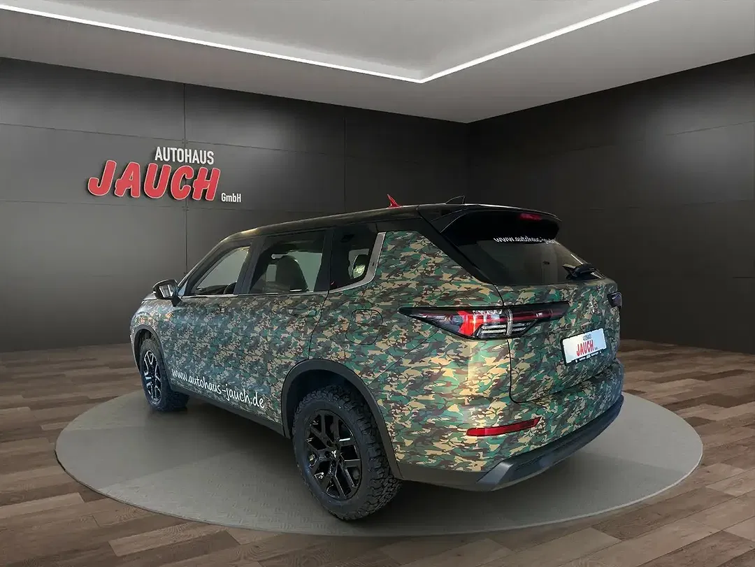 Mitsubishi Outlander - Thumbnail 3