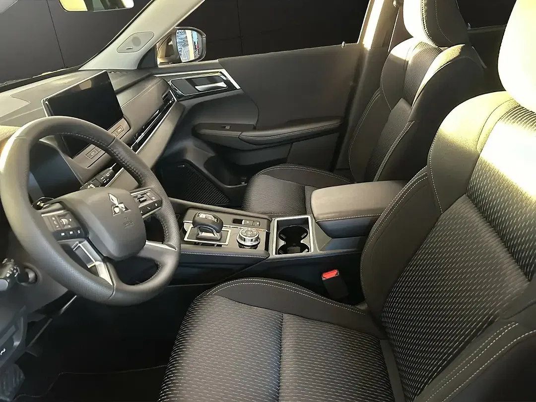 Mitsubishi Outlander - Thumbnail 8