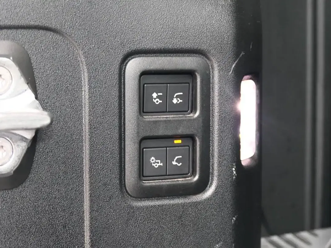 Land Rover Defender - Thumbnail 9