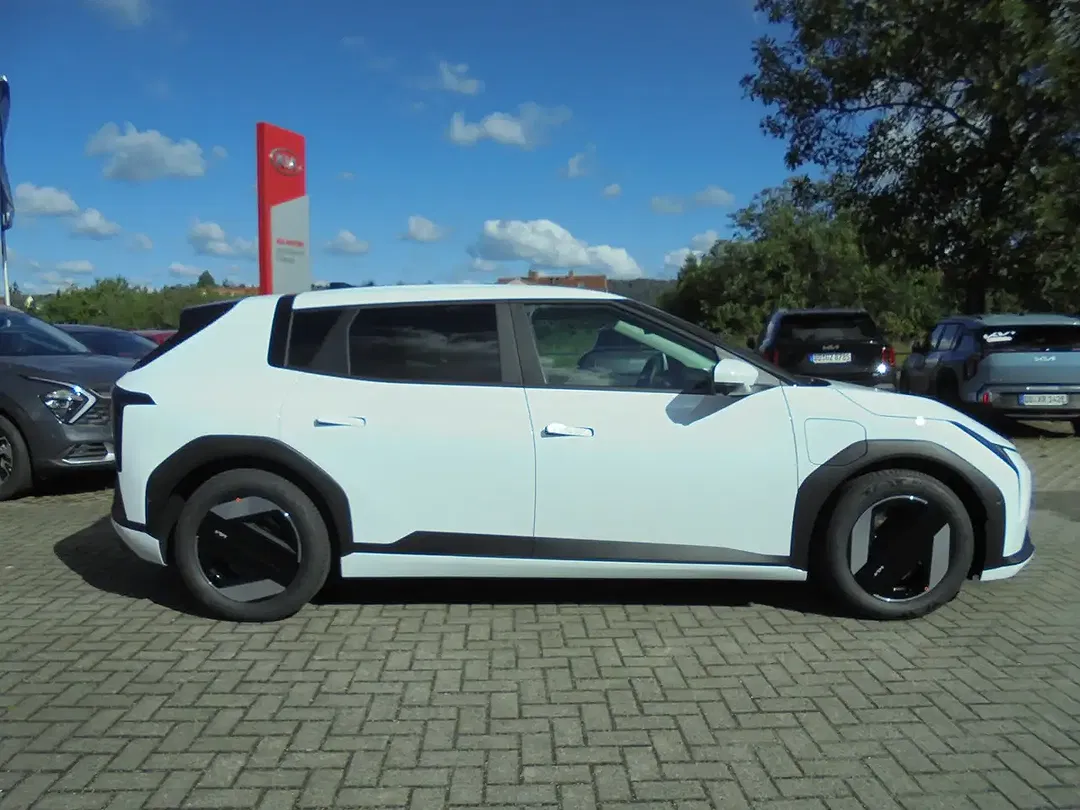 Kia EV4 - Thumbnail 4