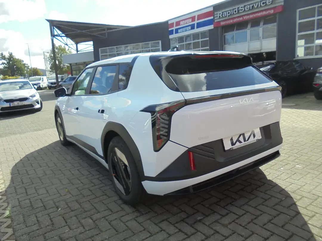 Kia EV4 - Thumbnail 6