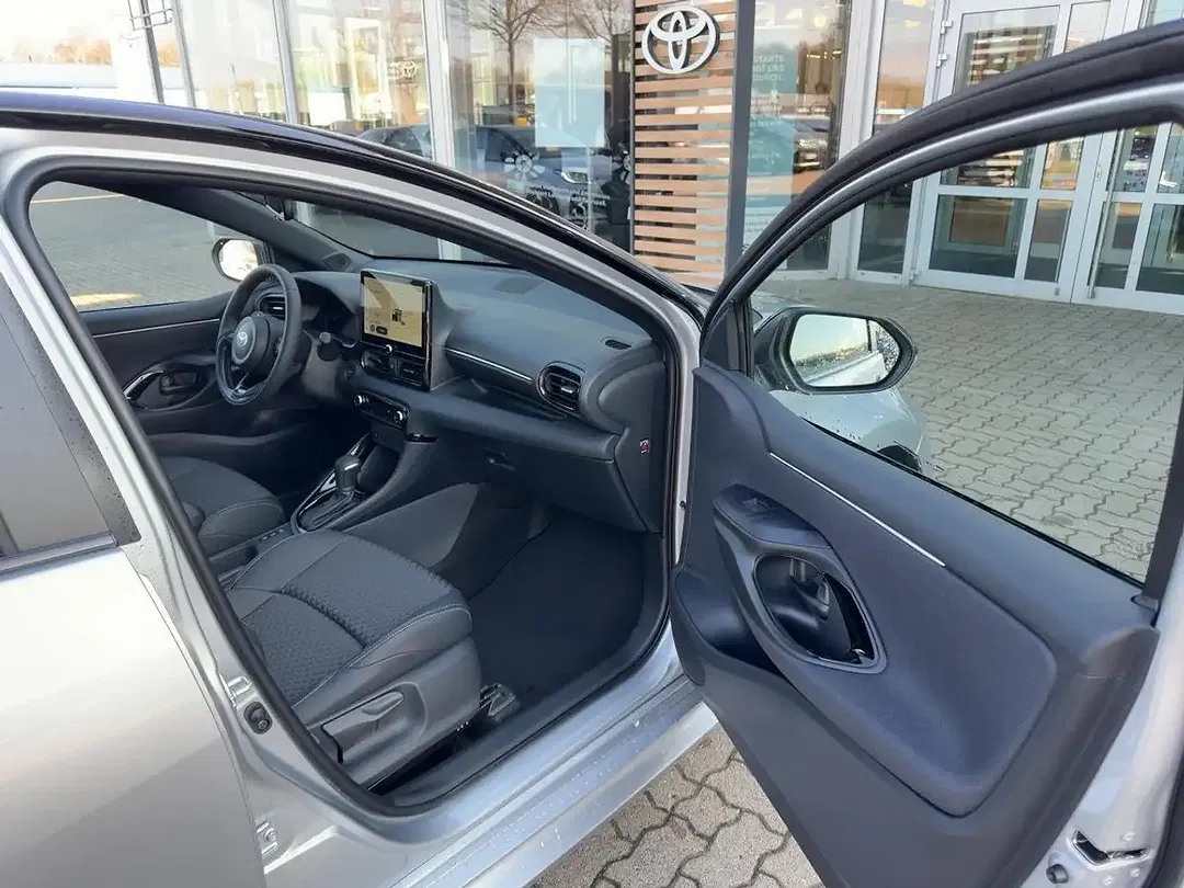 Toyota Yaris - Thumbnail 11