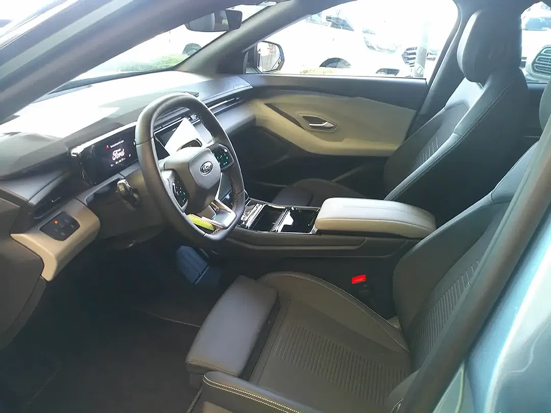 Ford Explorer - Thumbnail 4