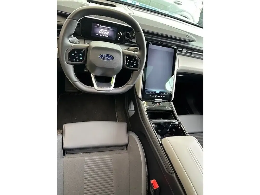 Ford Explorer - Thumbnail 5