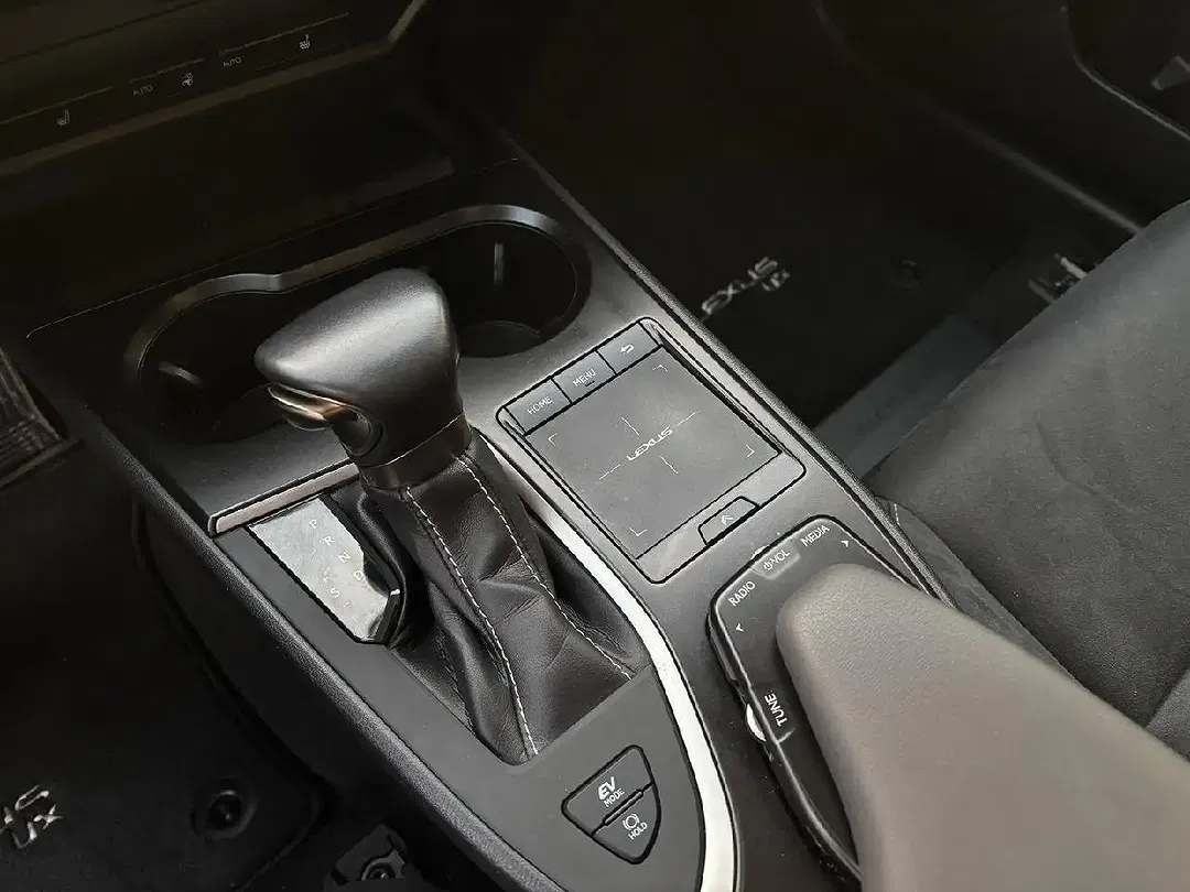 Lexus UX 250h - Thumbnail 13