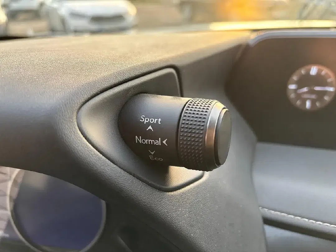 Lexus UX 250h - Thumbnail 14