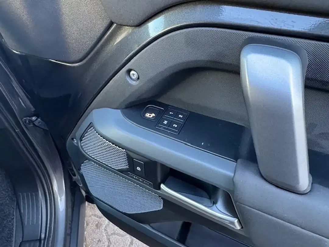 Land Rover Defender - Thumbnail 9