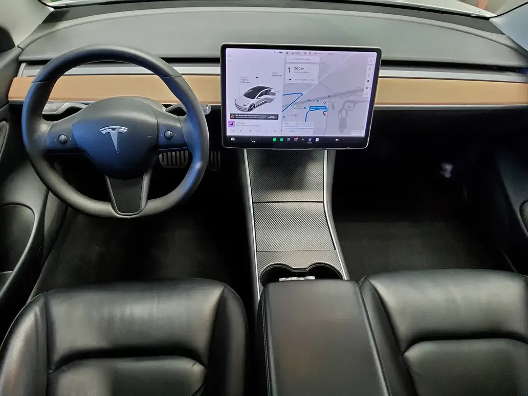 Tesla Model 3 - Thumbnail 4