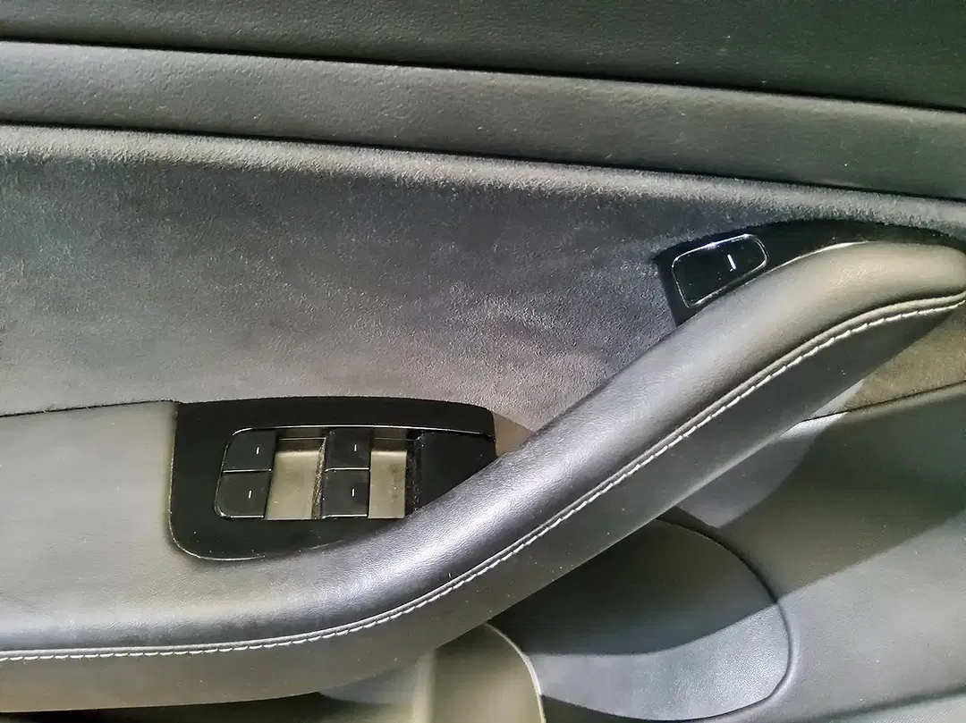 Tesla Model 3 - Thumbnail 8