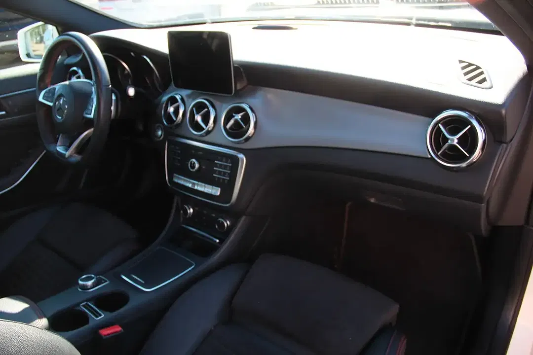 Mercedes-Benz GLA 180 - Thumbnail 13