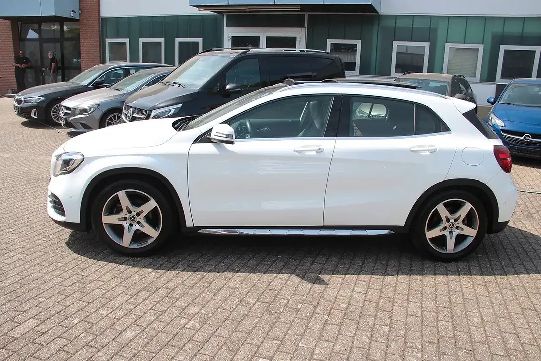 Mercedes-Benz GLA 180 - Thumbnail 3