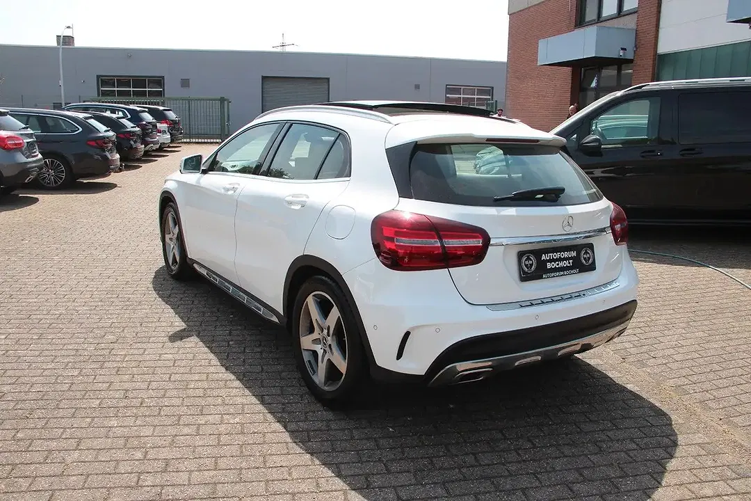 Mercedes-Benz GLA 180 - Thumbnail 4