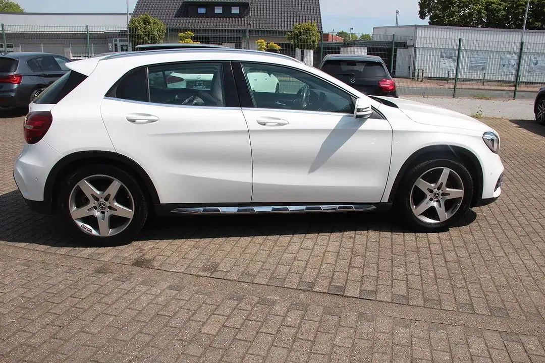 Mercedes-Benz GLA 180 - Thumbnail 7
