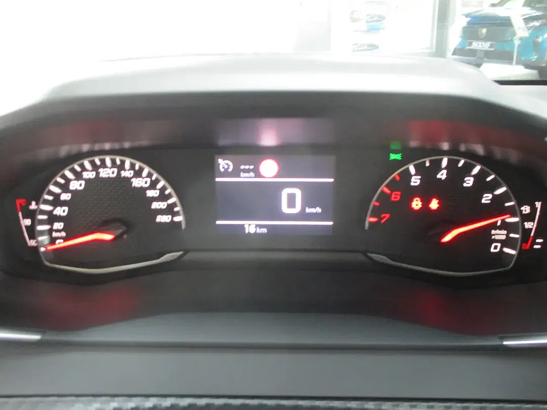 Peugeot 208 - Thumbnail 8