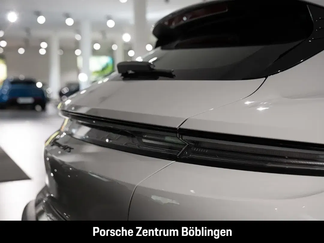 Porsche Taycan - Thumbnail 12
