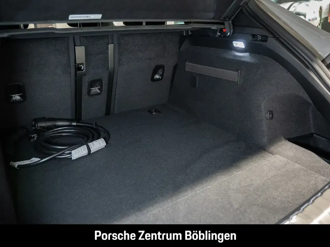Porsche Taycan - Thumbnail 15