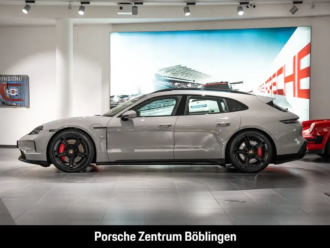 Porsche Taycan - Thumbnail 2