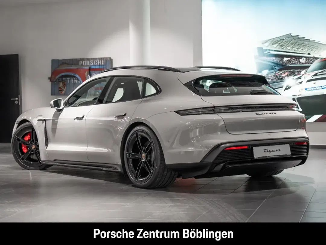 Porsche Taycan - Thumbnail 3