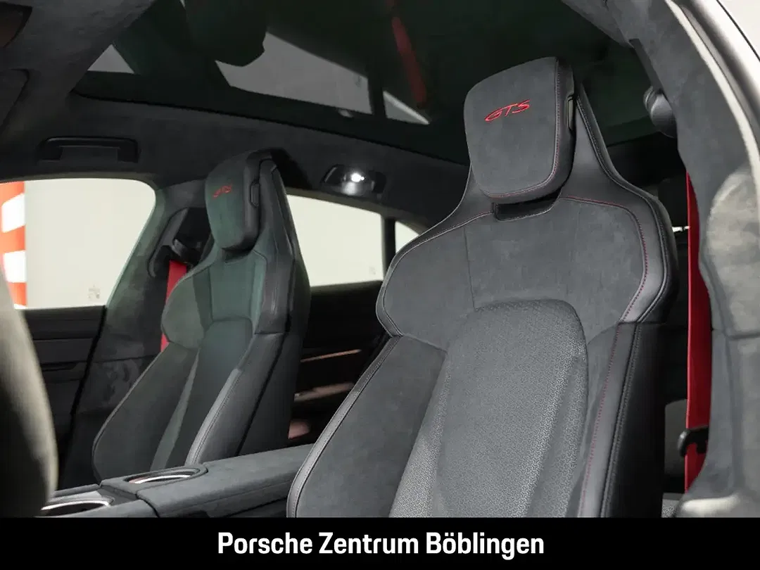 Porsche Taycan - Thumbnail 6