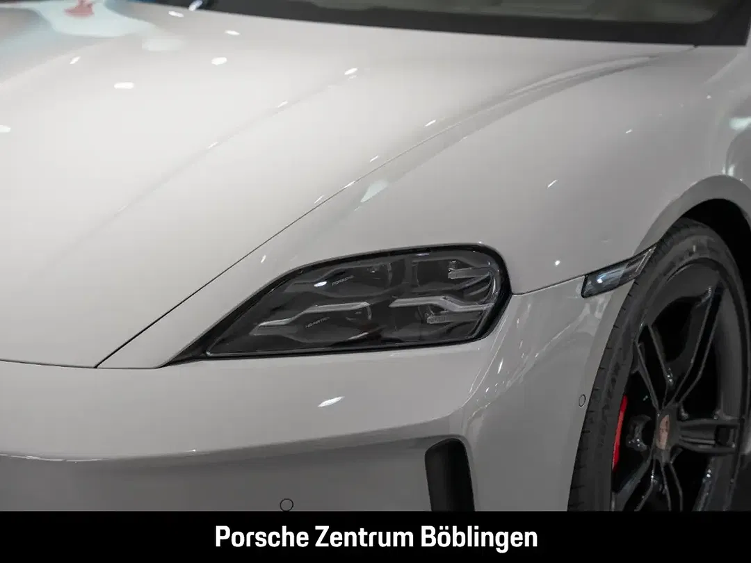 Porsche Taycan - Thumbnail 9