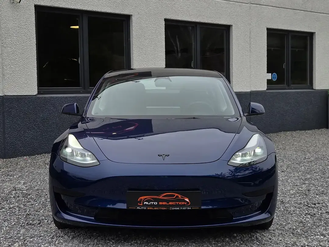Tesla Model 3 - Thumbnail 3