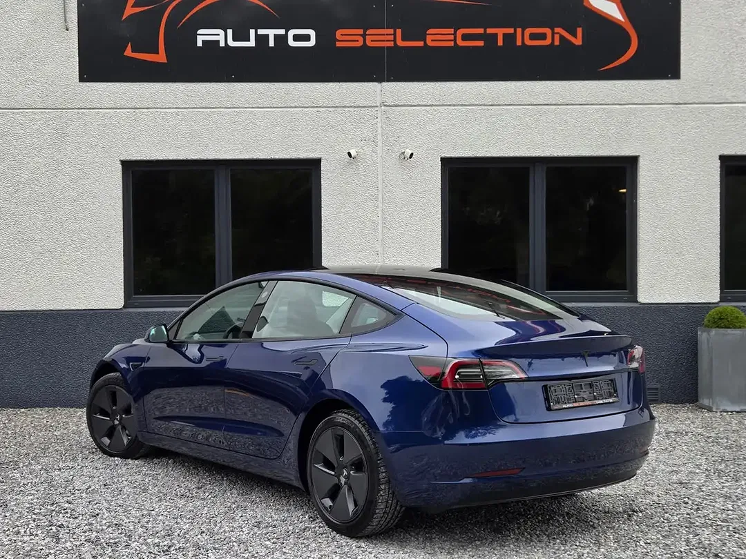 Tesla Model 3 - Thumbnail 4