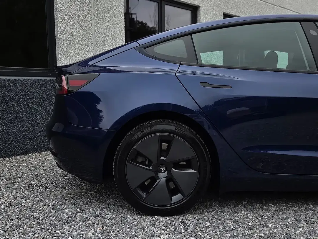Tesla Model 3 - Thumbnail 9