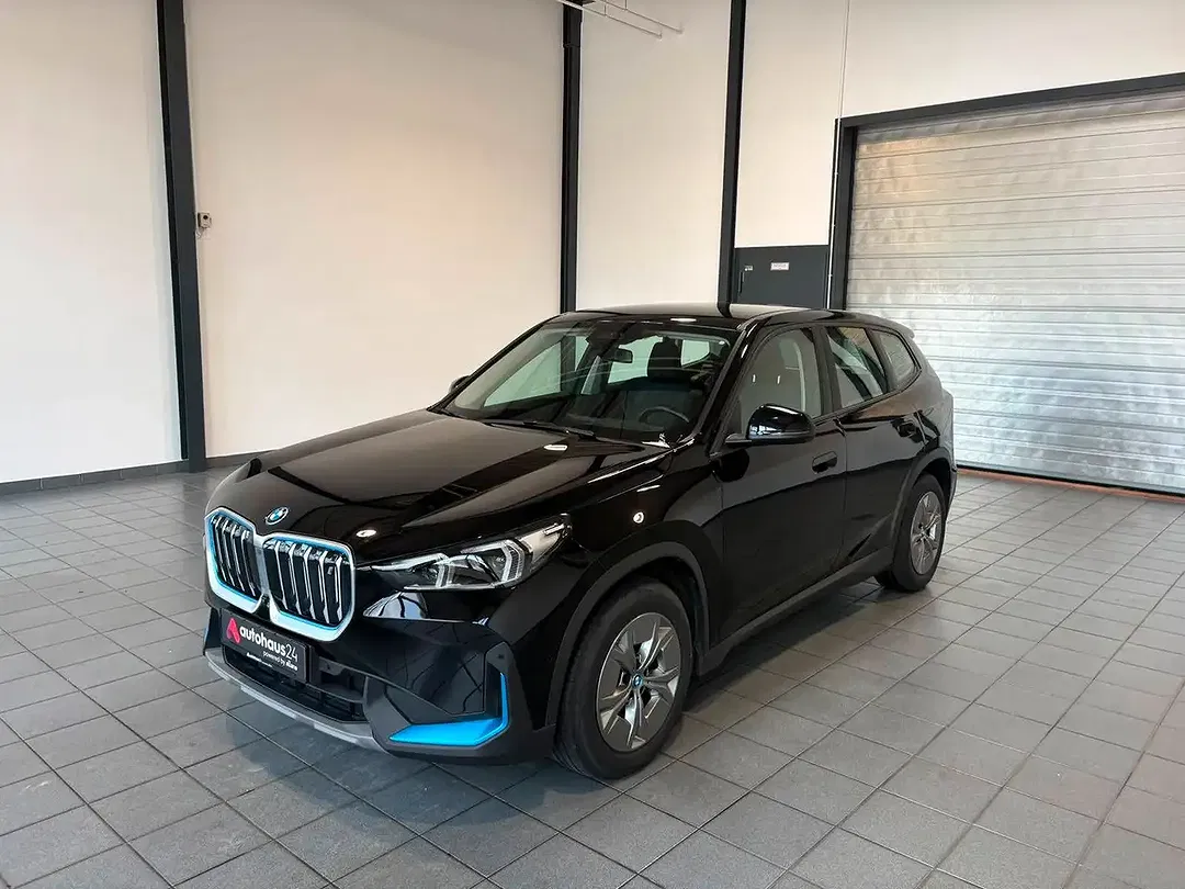 BMW iX1 - Thumbnail 3