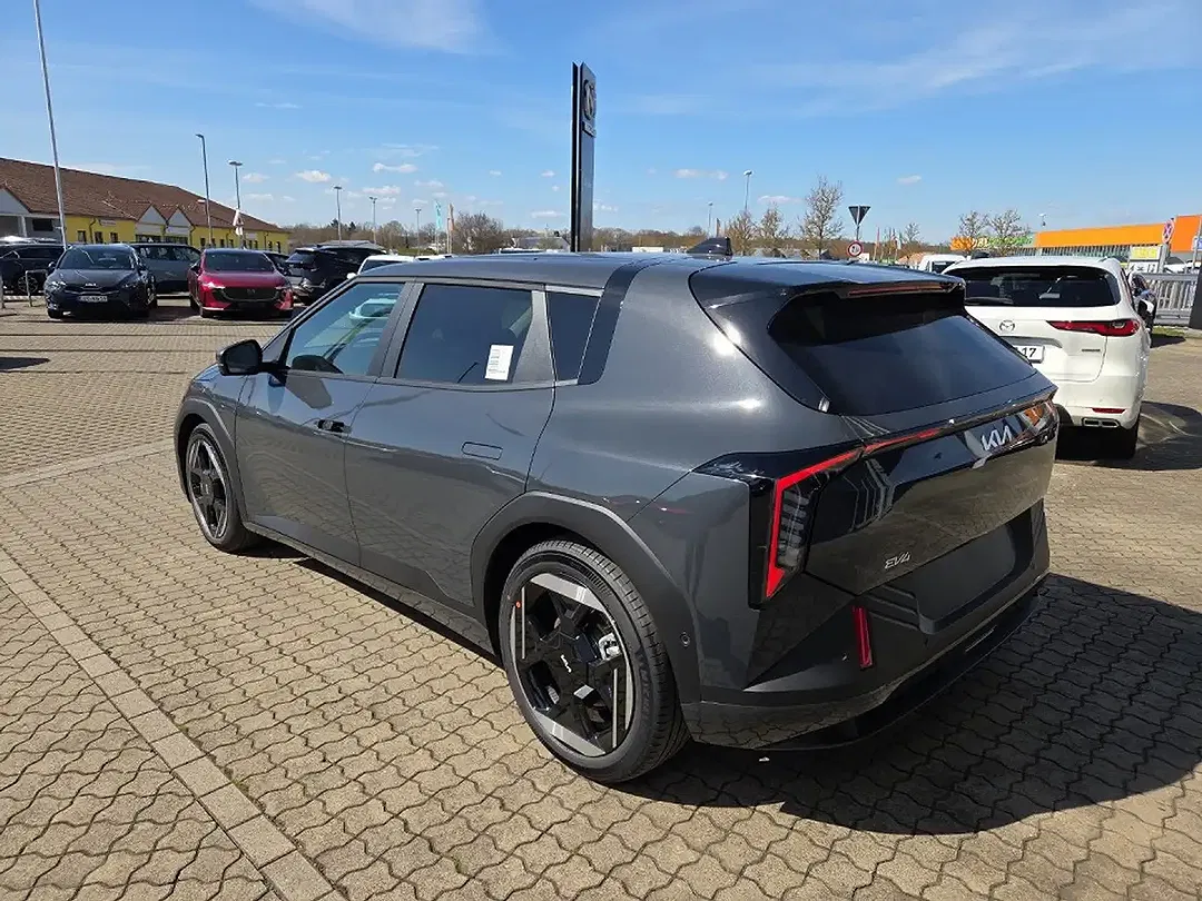 Kia EV4 - Thumbnail 4