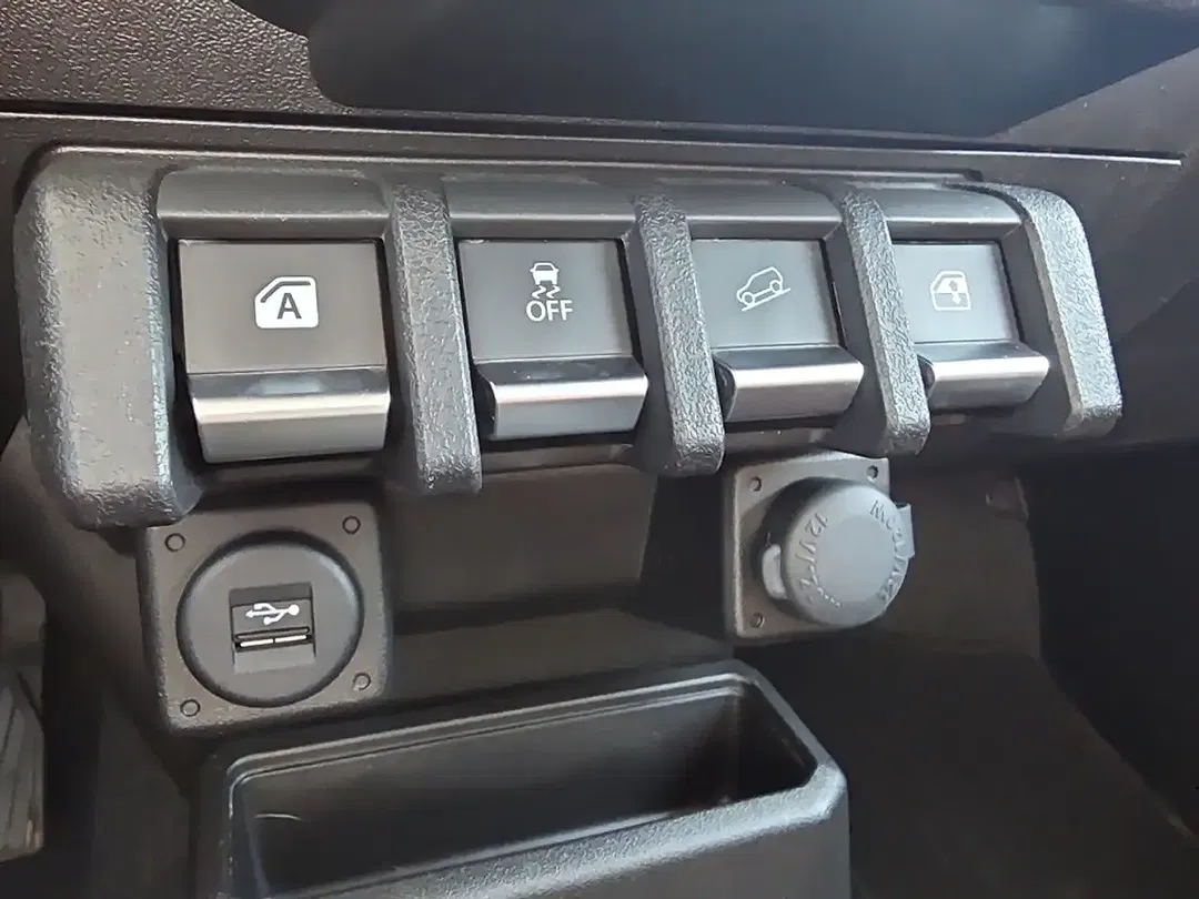Suzuki Jimny - Thumbnail 13