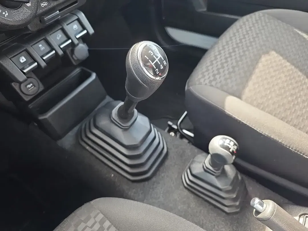 Suzuki Jimny - Thumbnail 14