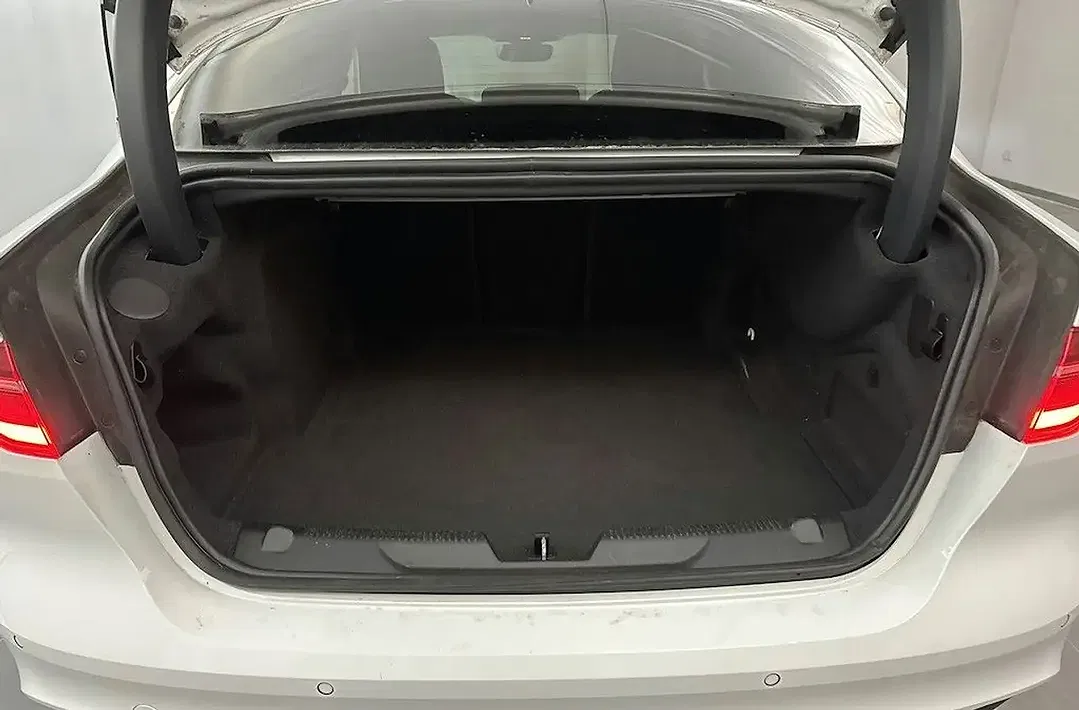 Jaguar XE - Thumbnail 11