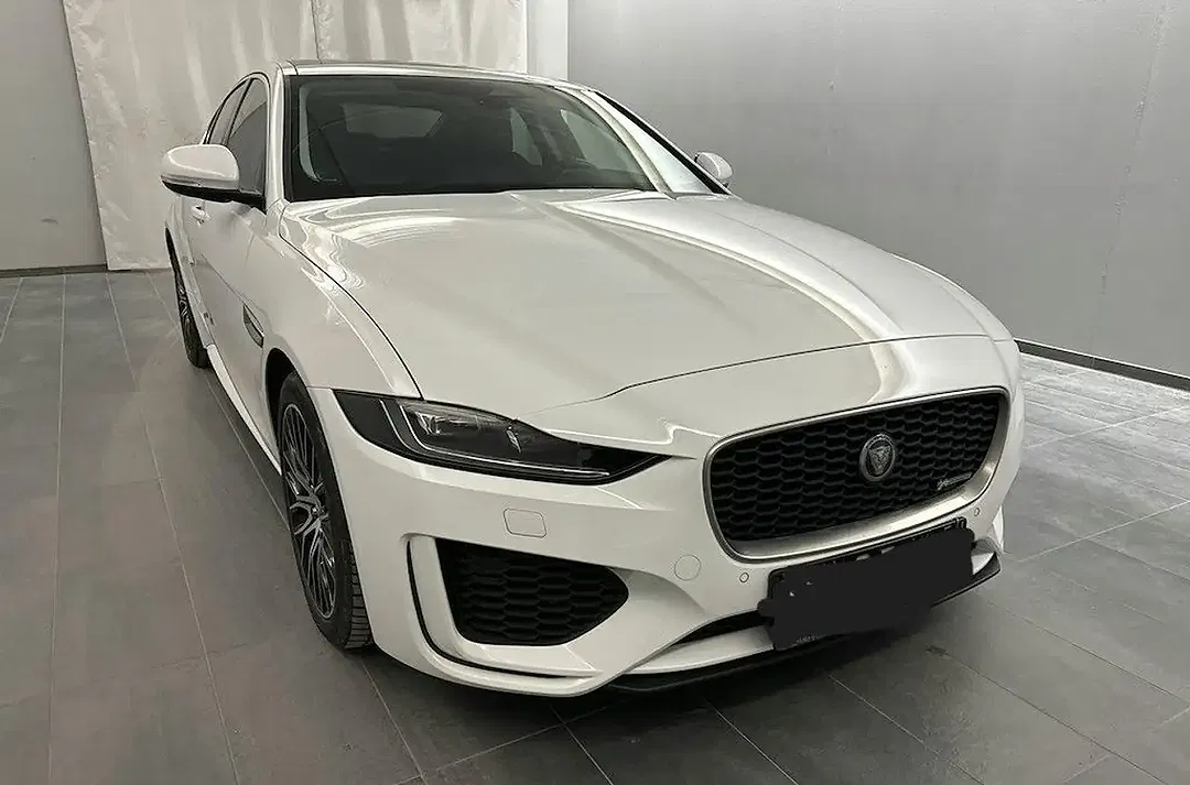 Jaguar XE - Thumbnail 2