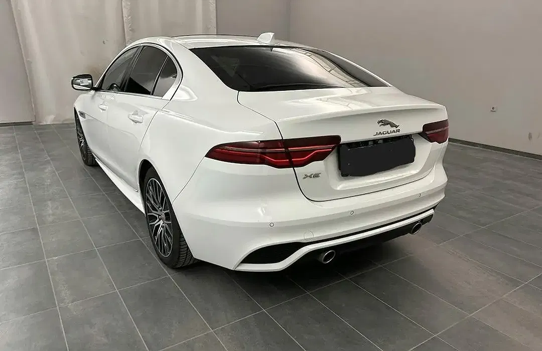Jaguar XE - Thumbnail 3