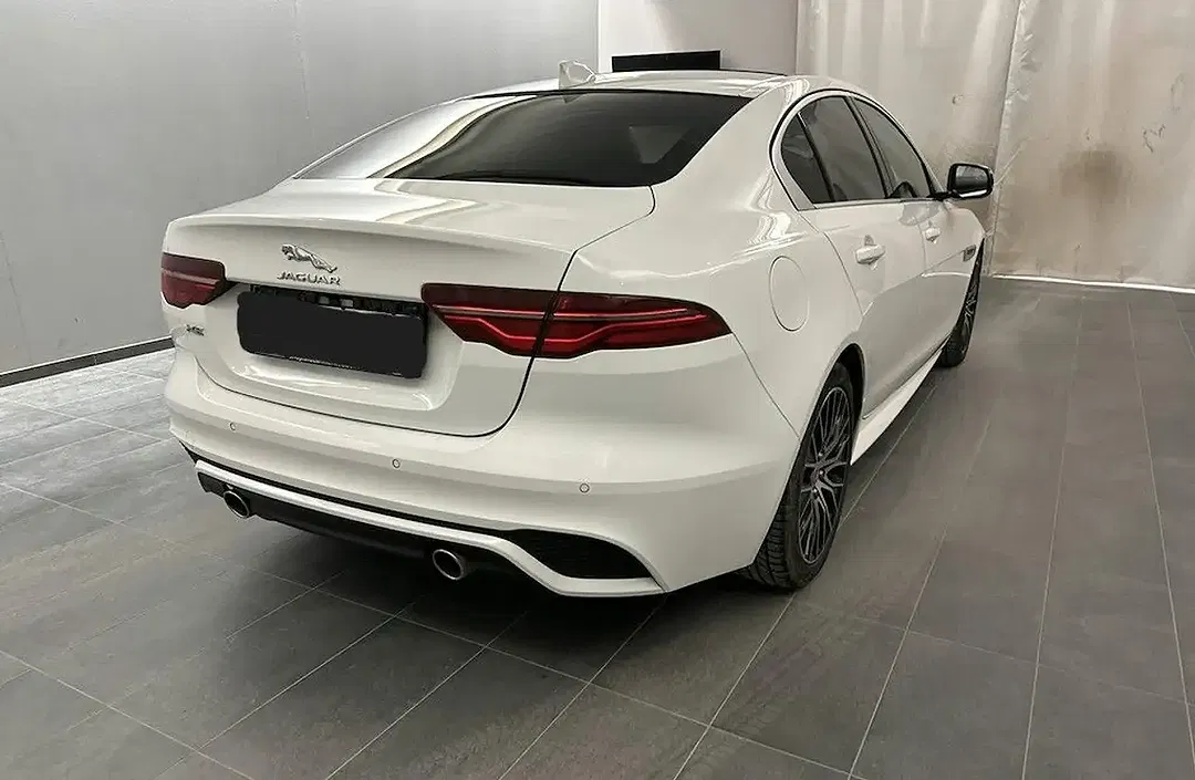 Jaguar XE - Thumbnail 4