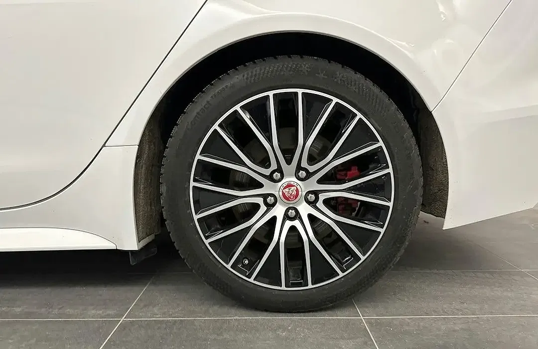 Jaguar XE - Thumbnail 5