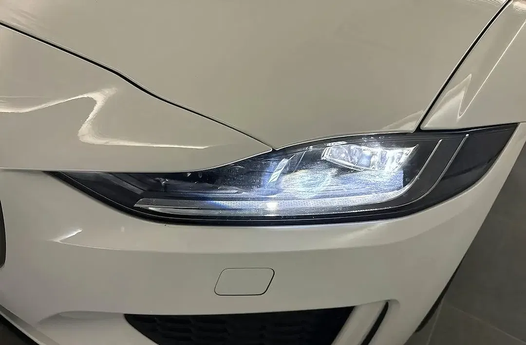 Jaguar XE - Thumbnail 6