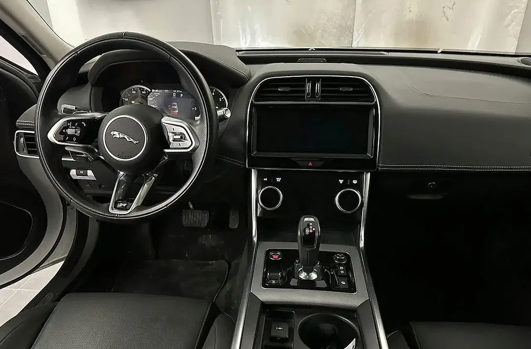 Jaguar XE - Thumbnail 7