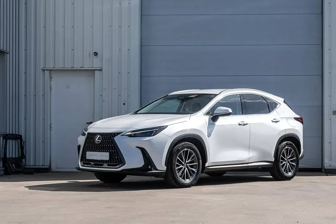 Lexus NX 450h+ - Thumbnail 2
