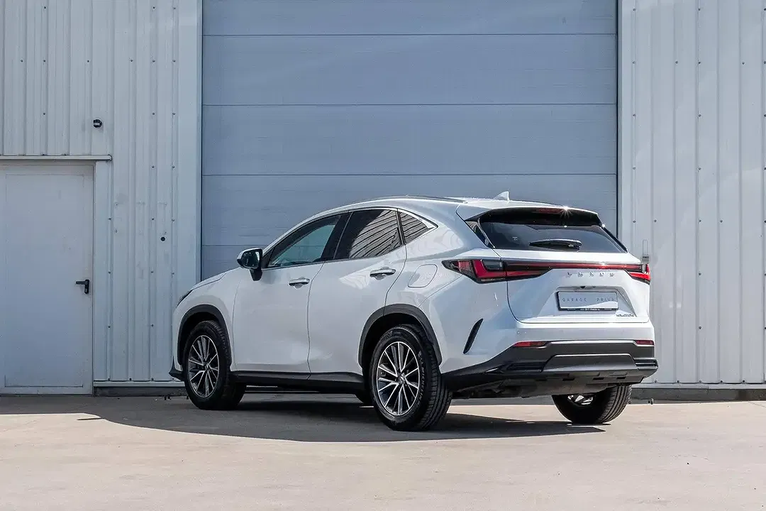 Lexus NX 450h+ - Thumbnail 3