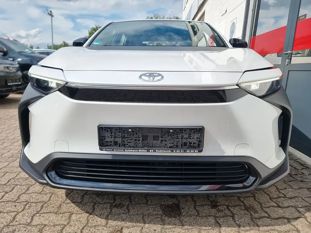 Toyota bZ4X - Thumbnail 6