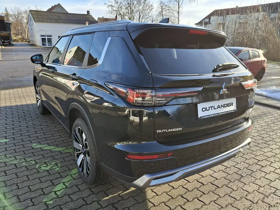 Mitsubishi Outlander - Thumbnail 2