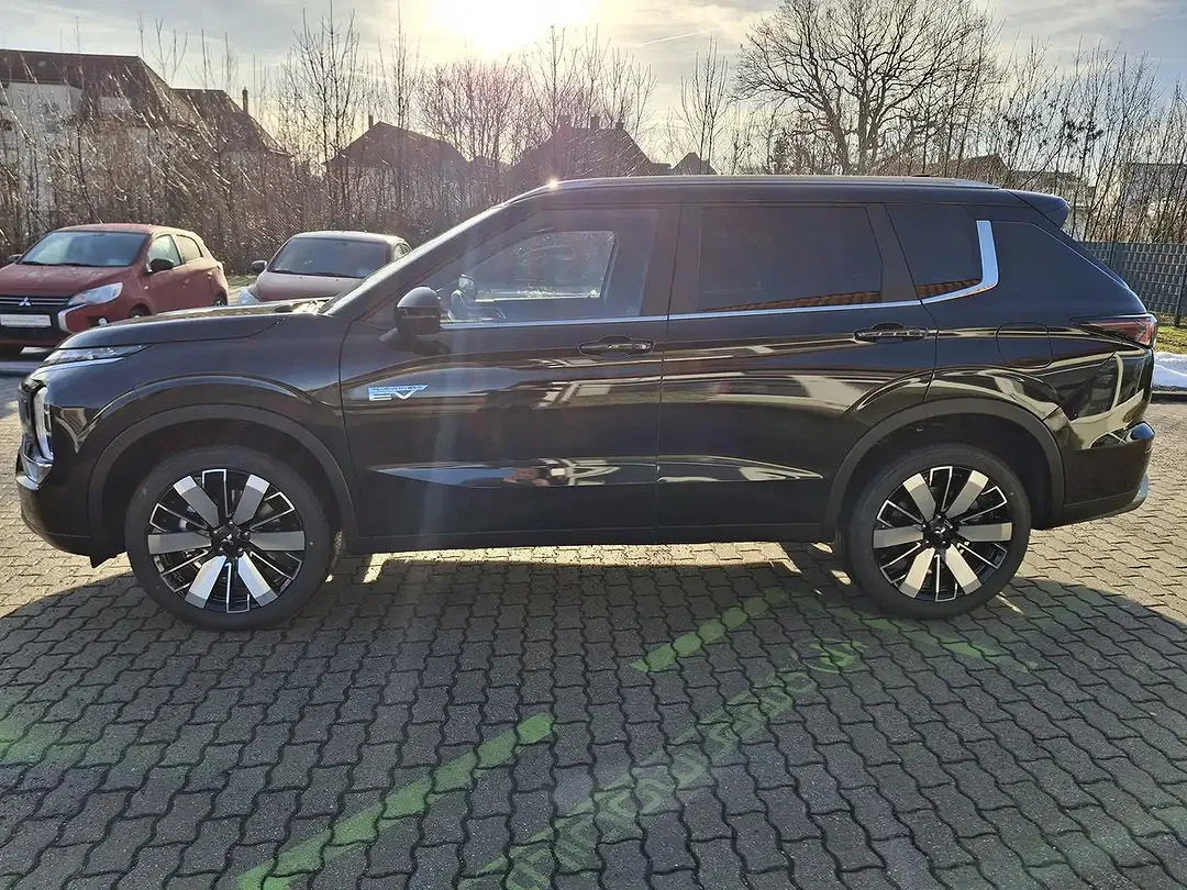 Mitsubishi Outlander - Thumbnail 4