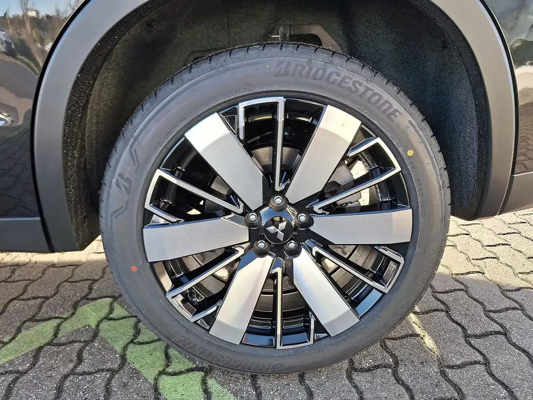 Mitsubishi Outlander - Thumbnail 6