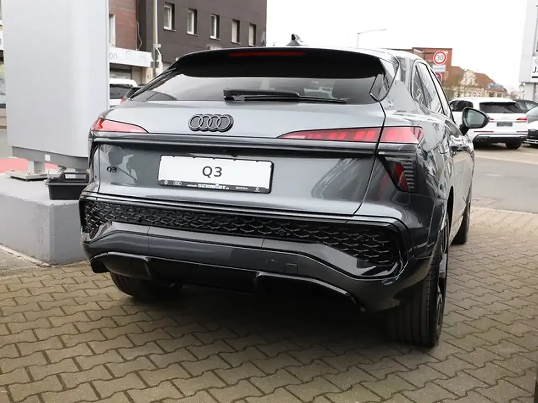 Audi Q3 - Thumbnail 3